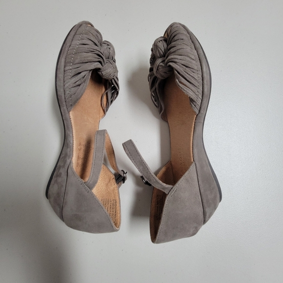 Gentle Souls By Kenneth Cole Women's Lily Knot Sandals. - Picture 6 of 11